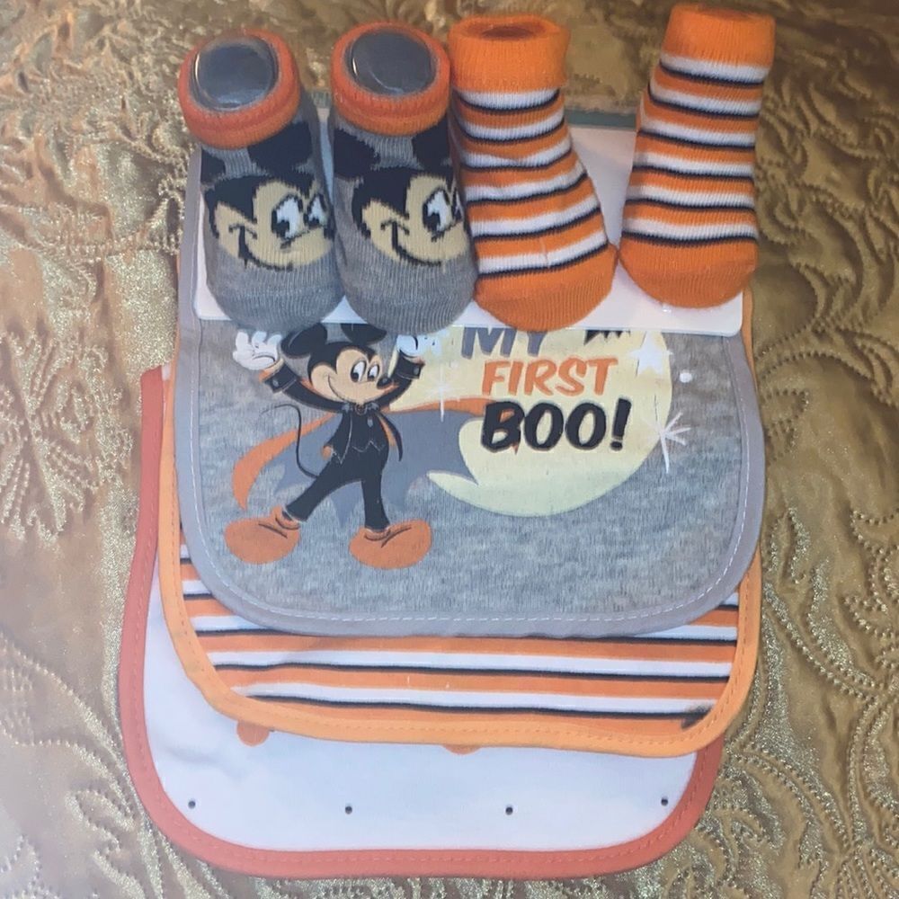 Mickey Mouse 2 pack Socks 3 Pack Bibs - Picture 1 of 5